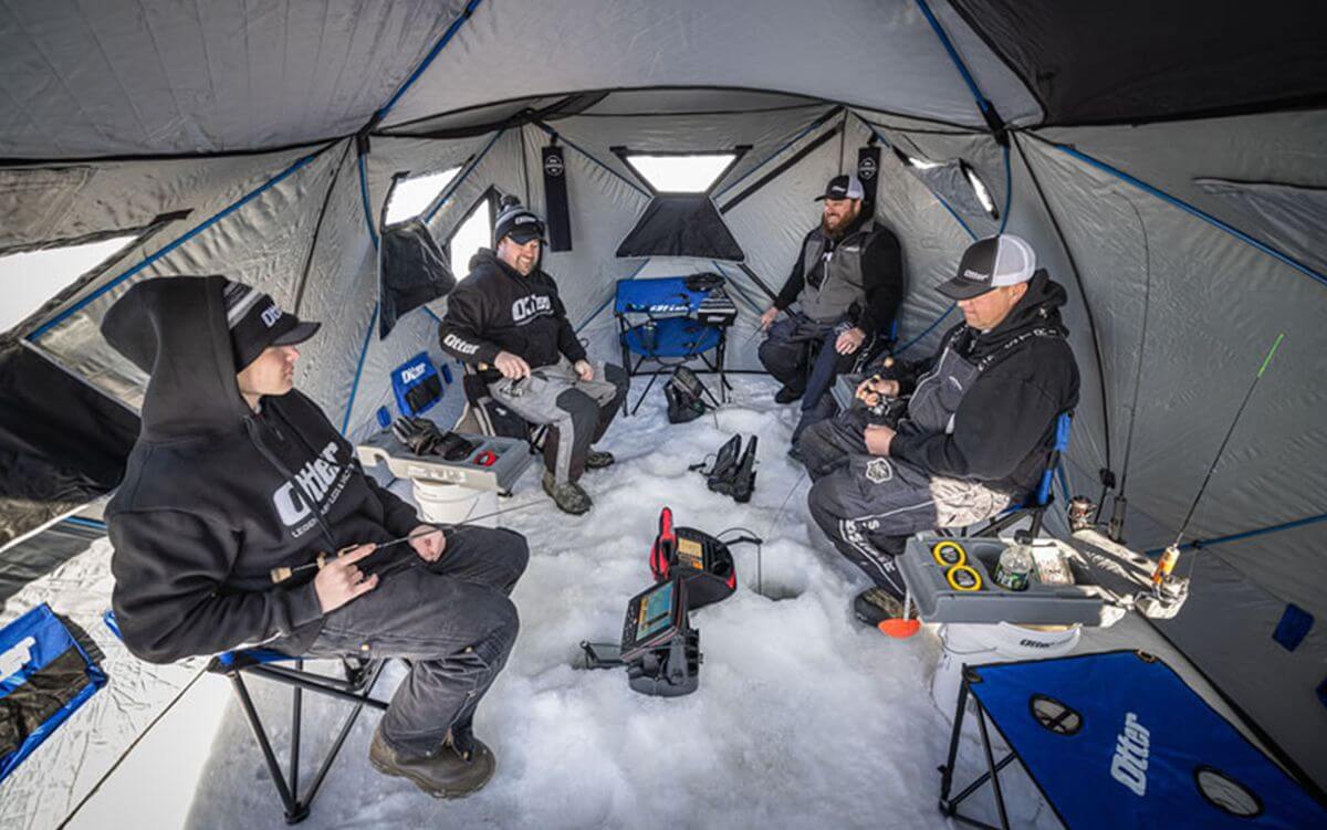 Grupo corporativo nas montanhas de inverno