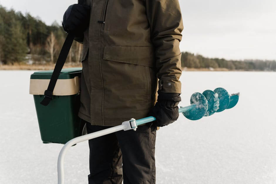 Equipamento de pesca no gelo auger e pescador